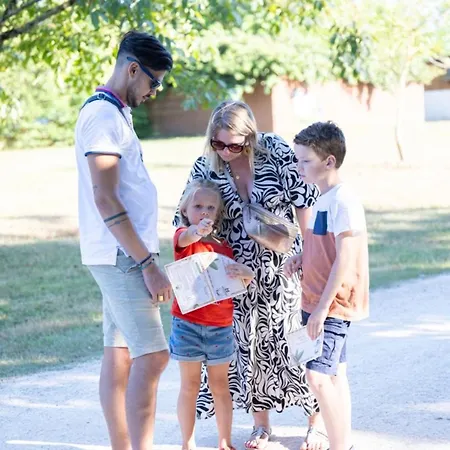 Camping Accueillant, Animaux Ok - 12 Pers. - Api-1-52-2263